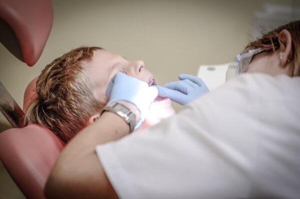 Jak rozpoznać próchnicę u dziecka – leczenie i zapobieganie próchnicy zębów
